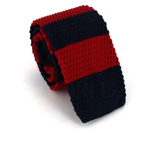 Cravatta a righe rosse e blu scuro