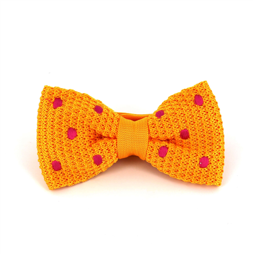 Papillon a pois gialli su sfondo magenta