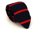 Cravatta a righe a pois blu e rossa
